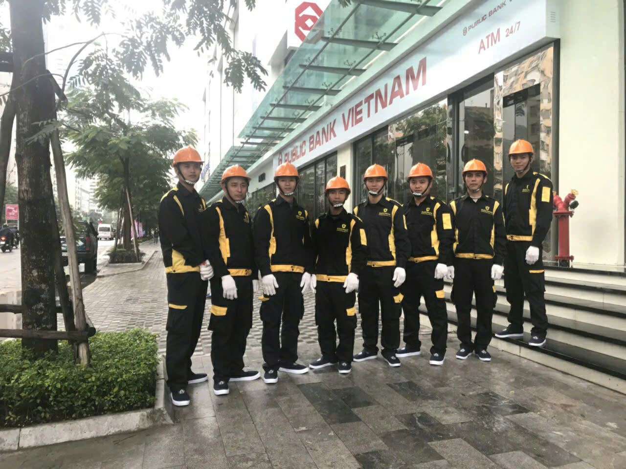 Đội ngũ Quốc Phong xử lý côn trùng tại tòa nhà Public Bank Vietnam, Hà Nội