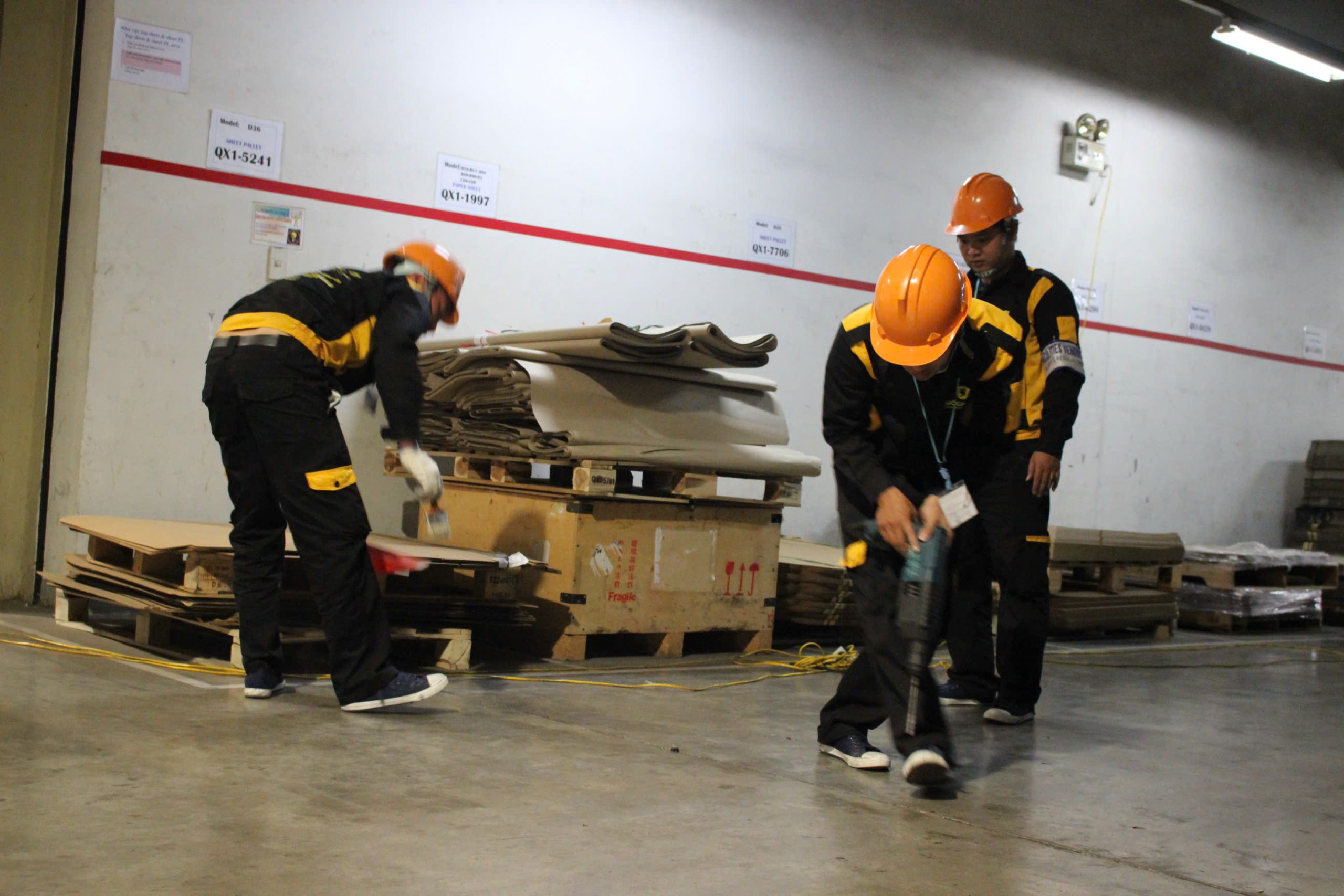Nhân viên Quốc Phong xử lý côn trùng tại khu vực pallet giấy trong kho